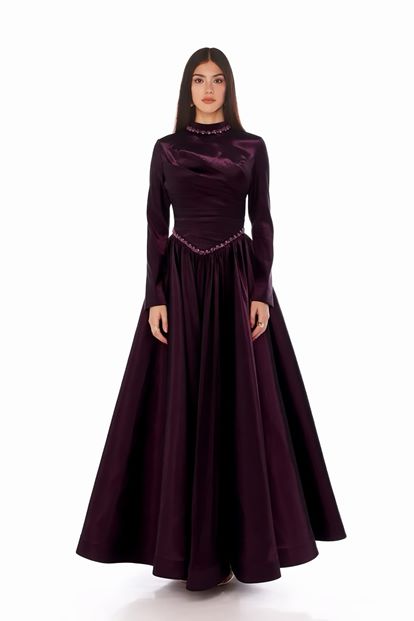 فستان سهرة من الساتان بلون البرقوق بياقة ماندرين مزينة